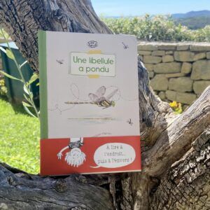 Une libellule a pondu